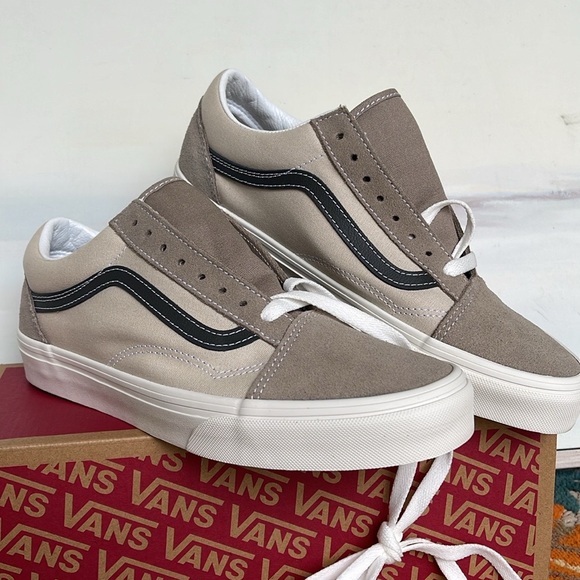 Vans Men’s Old Skool Earth Tones Moon Rock
VN0007NTCH8
Sneakers - Picture 13 of 16